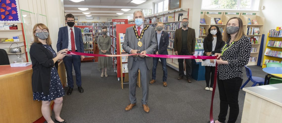 Harriet Hopkins, Library Manager; Huw David, Leader of Bridgend County Borough Council; Helen Pridham, Libraries Operations and Innovation Manager, Awen Cultural Trust; Cllr Ken Watts, Mayor of Bridgend County Borough; Richard Hughes, Chief Executive of Awen Cultural Trust; Richard Bellinger, Director of Operations, Awen Cultural Trust; Councillor Dhanisha Patel, Cabinet Member for Wellbeing and Future Generations, BCBC; Catherine Bladon, Library Supervisor, Porthcawl Library